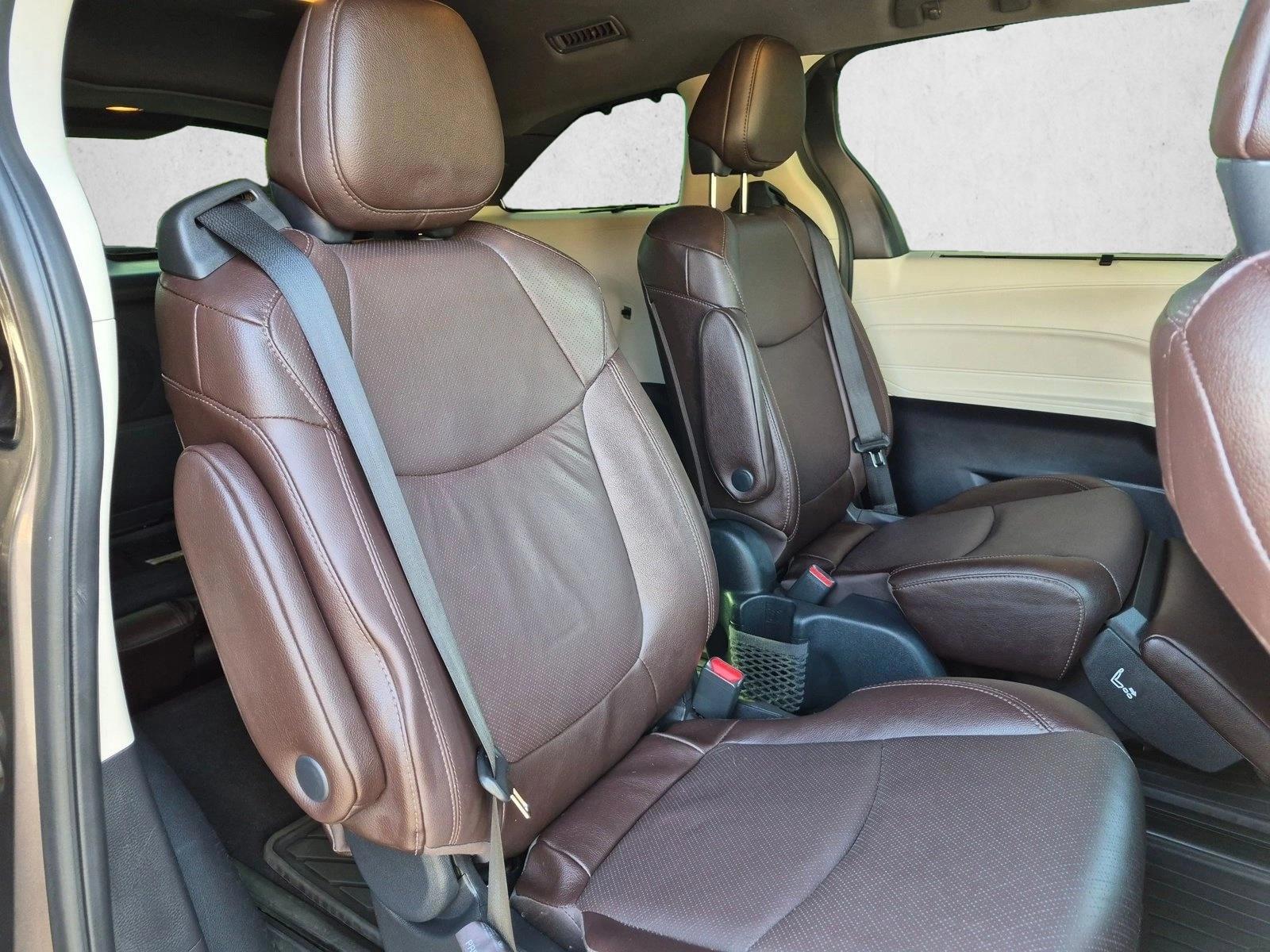 Thumbnail: 2022 Toyota Sienna - 4