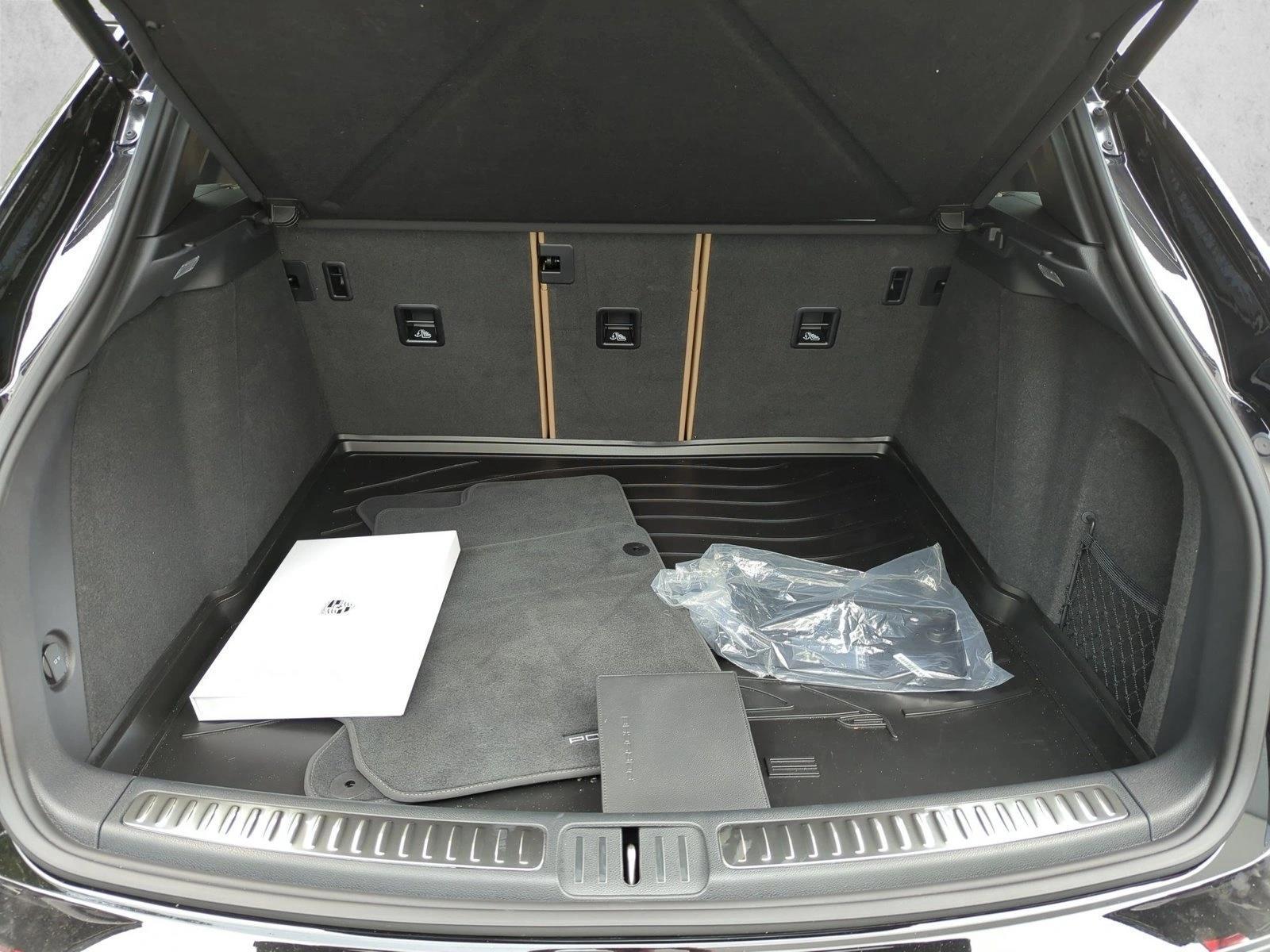 2025 Porsche Macan T - Photo 10