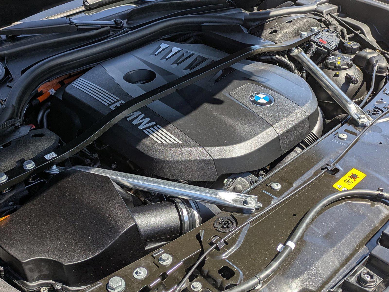 2025 BMW 7 Series 750e - Photo 24