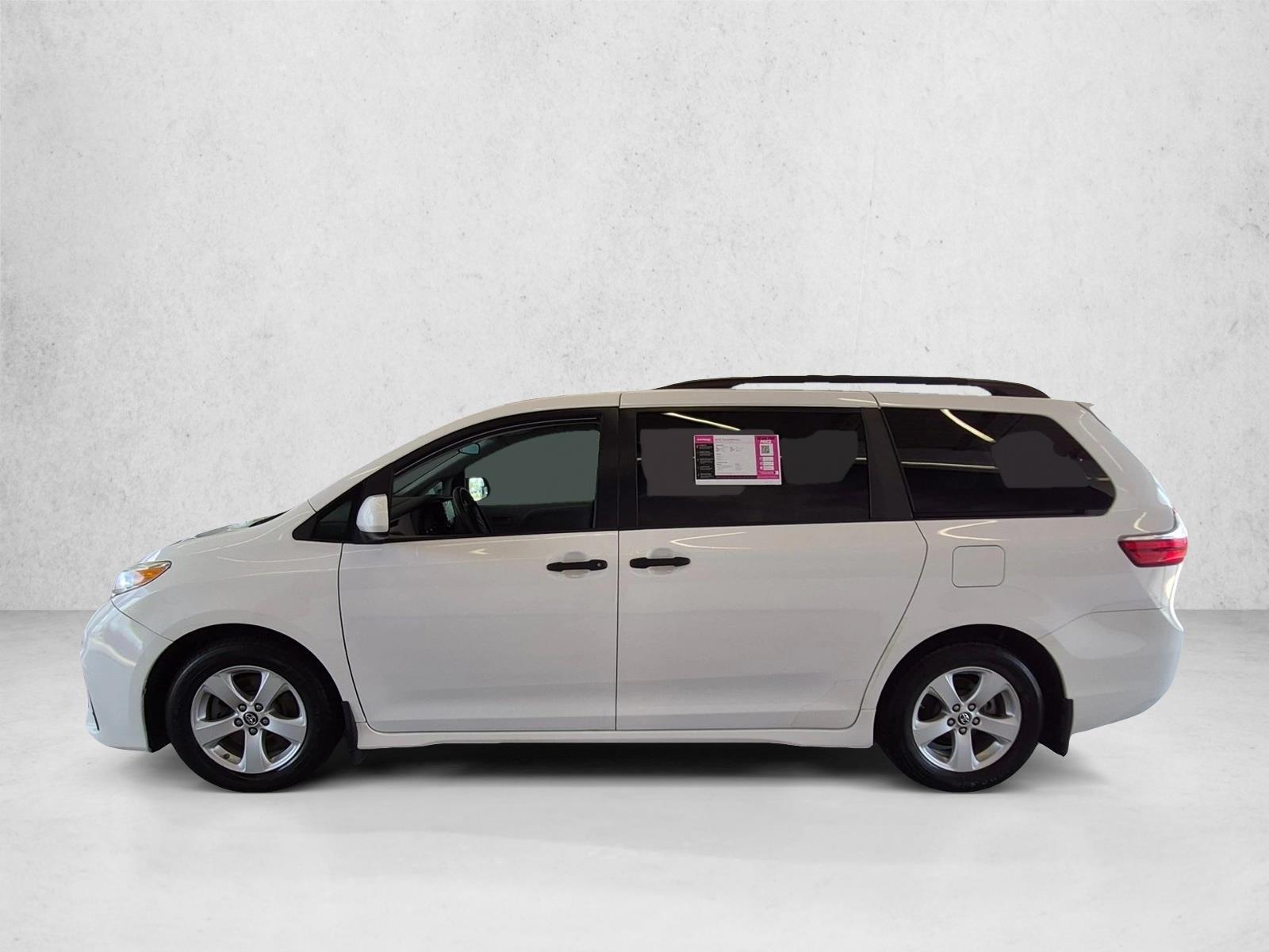 Thumbnail: 2019 Toyota Sienna - 3