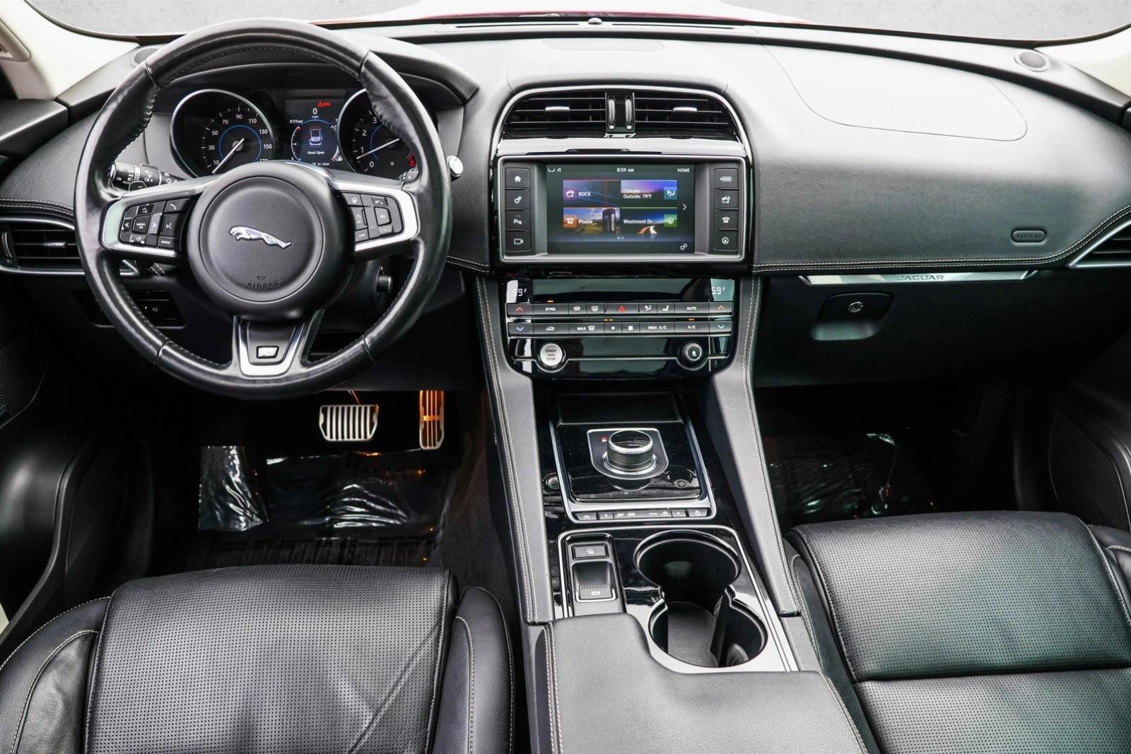 Thumbnail: 2017 Jaguar F-Pace - 4
