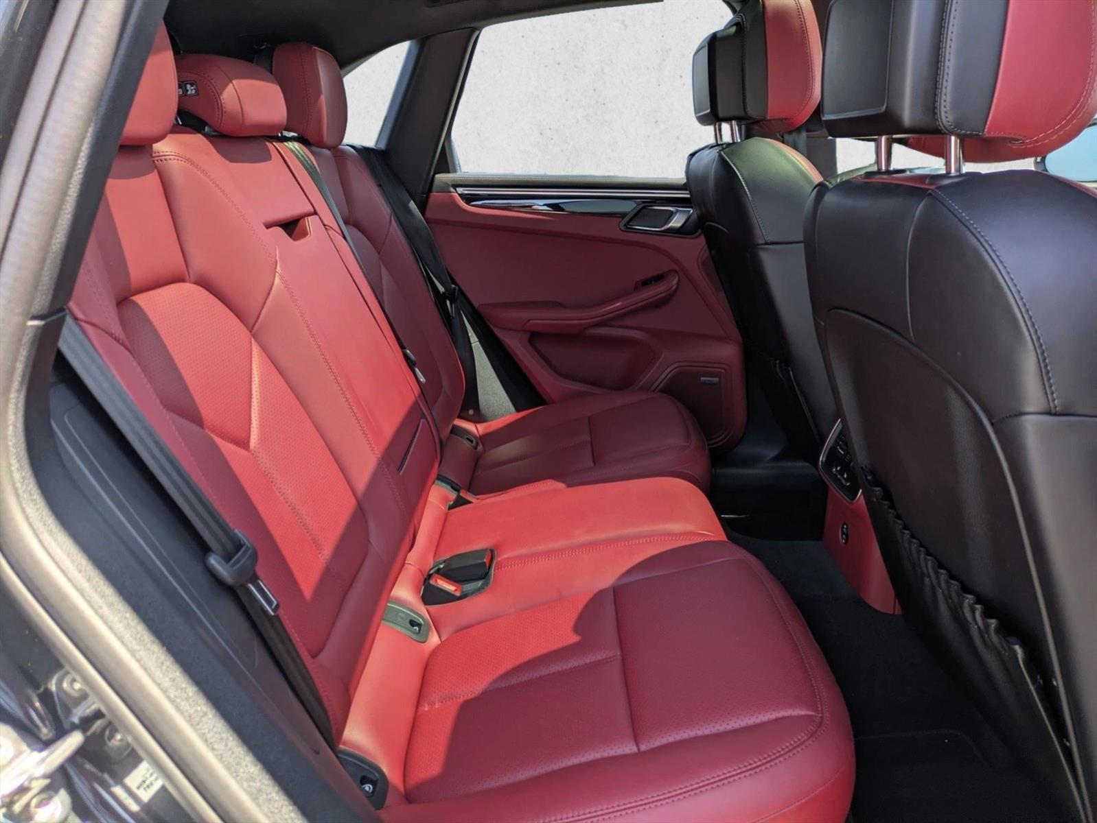 2024 Porsche Macan S - Photo 21
