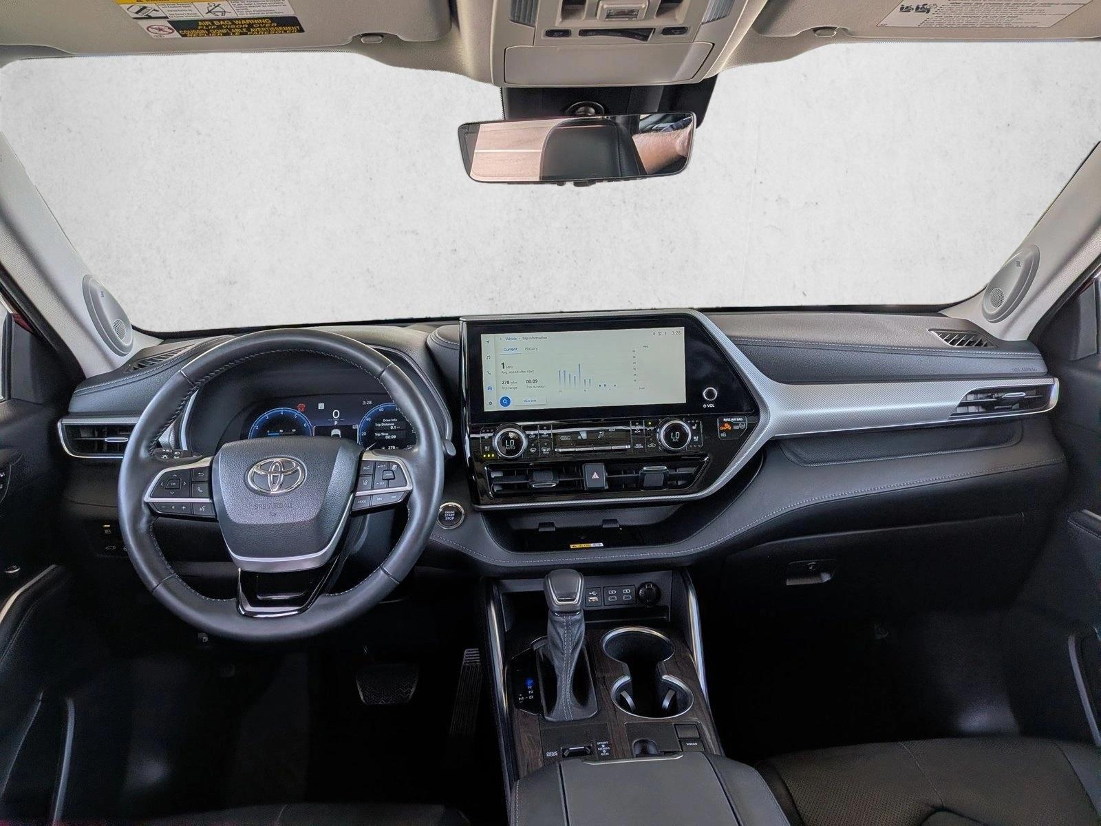 Thumbnail: 2023 Toyota Highlander - 3