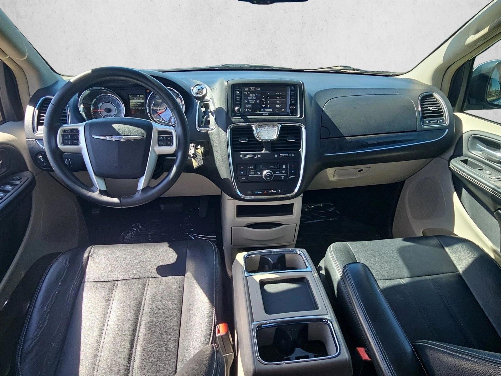 Thumbnail: 2016 Chrysler Town & Country - 3