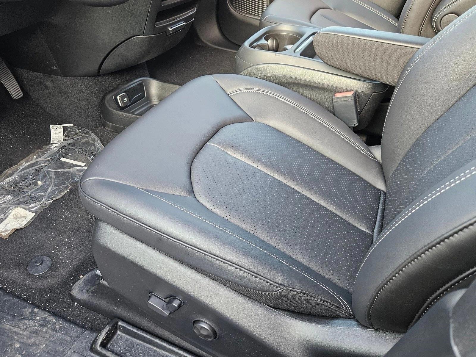 Thumbnail: 2027 Chrysler Pacifica - 4