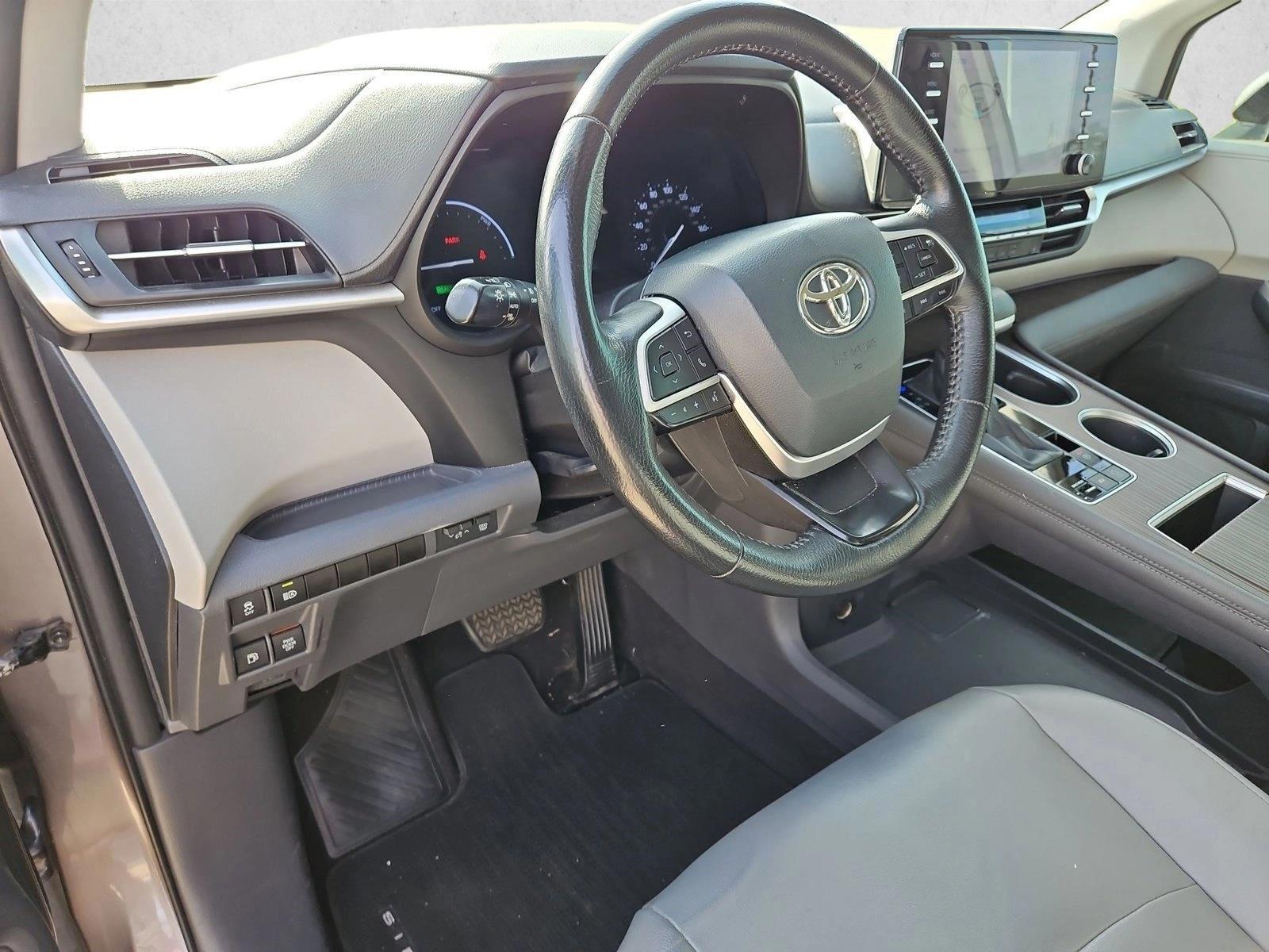 Thumbnail: 2021 Toyota Sienna - 3