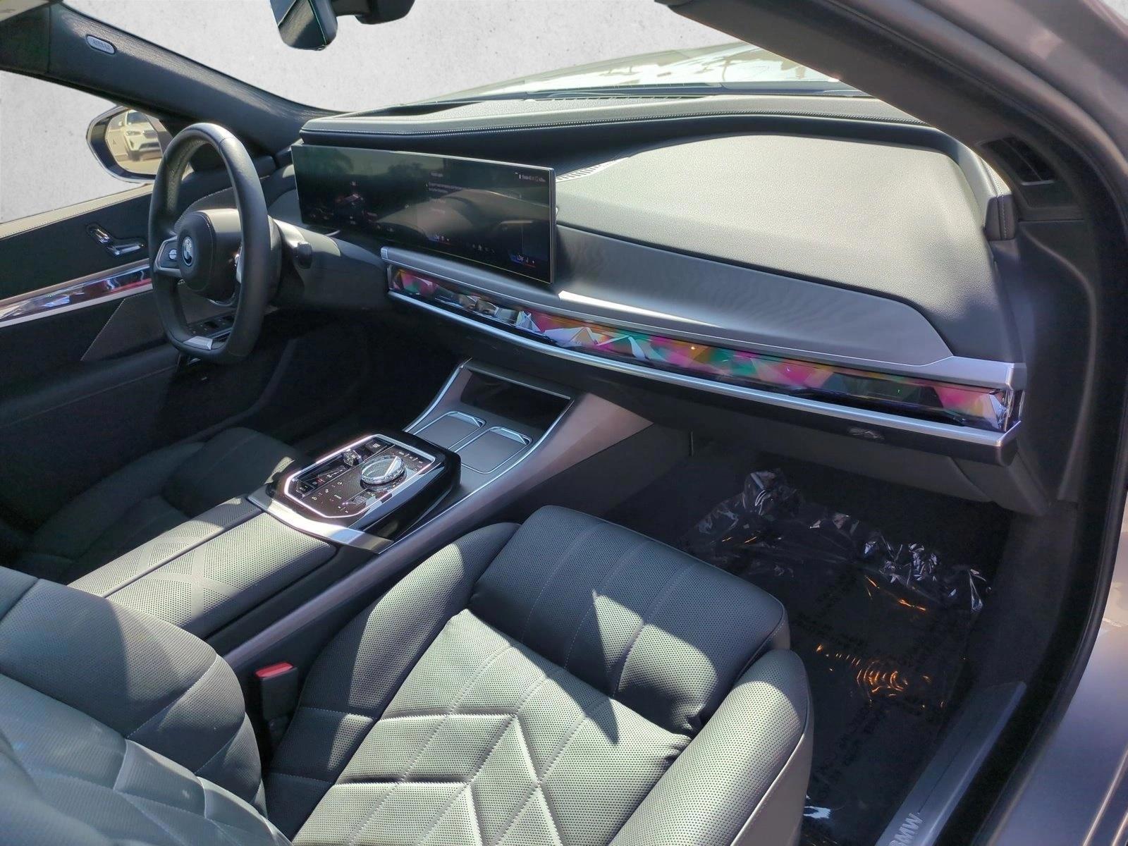2025 BMW i7 50 - Photo 24