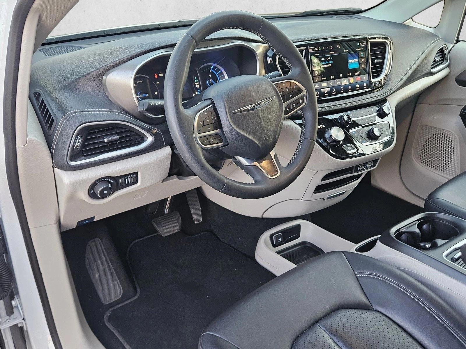 Thumbnail: 2023 Chrysler Pacifica - 3