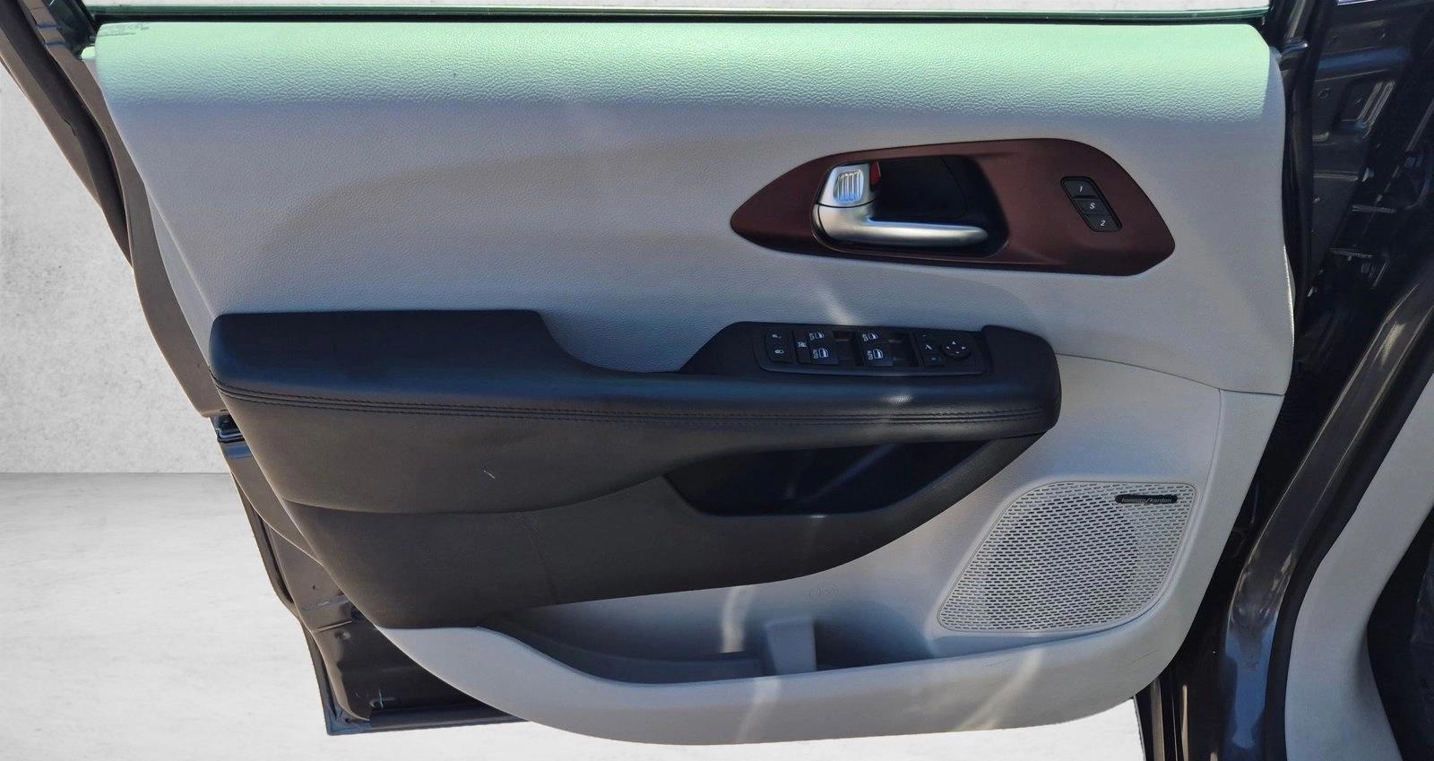 2018 Chrysler Pacifica Limited - Photo 11