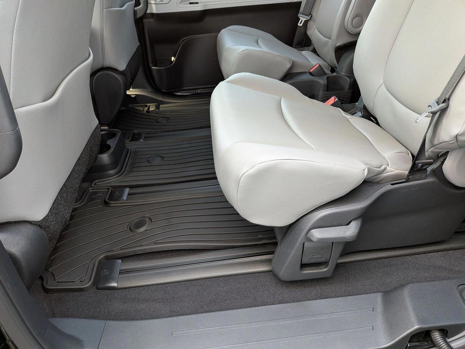 Thumbnail: 2026 Toyota Sienna - 4