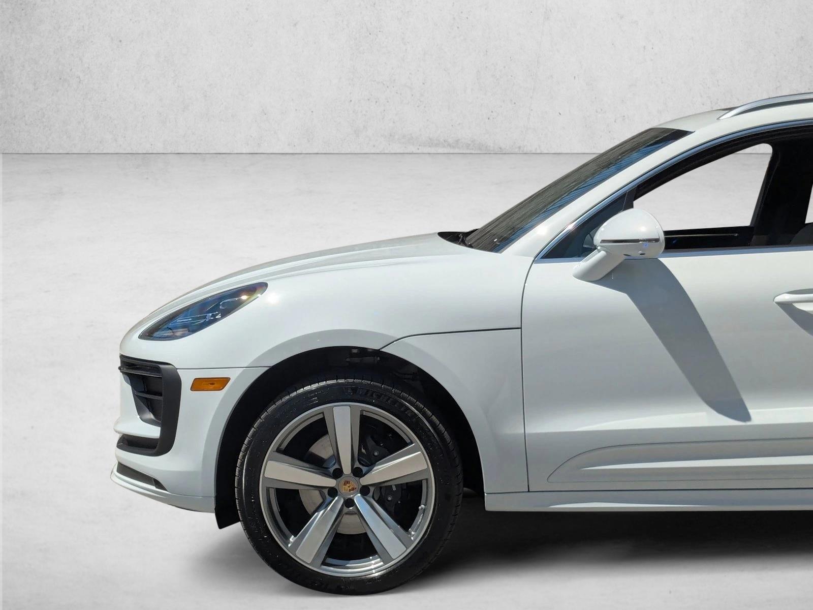 2026 Porsche Macan T - Photo 11