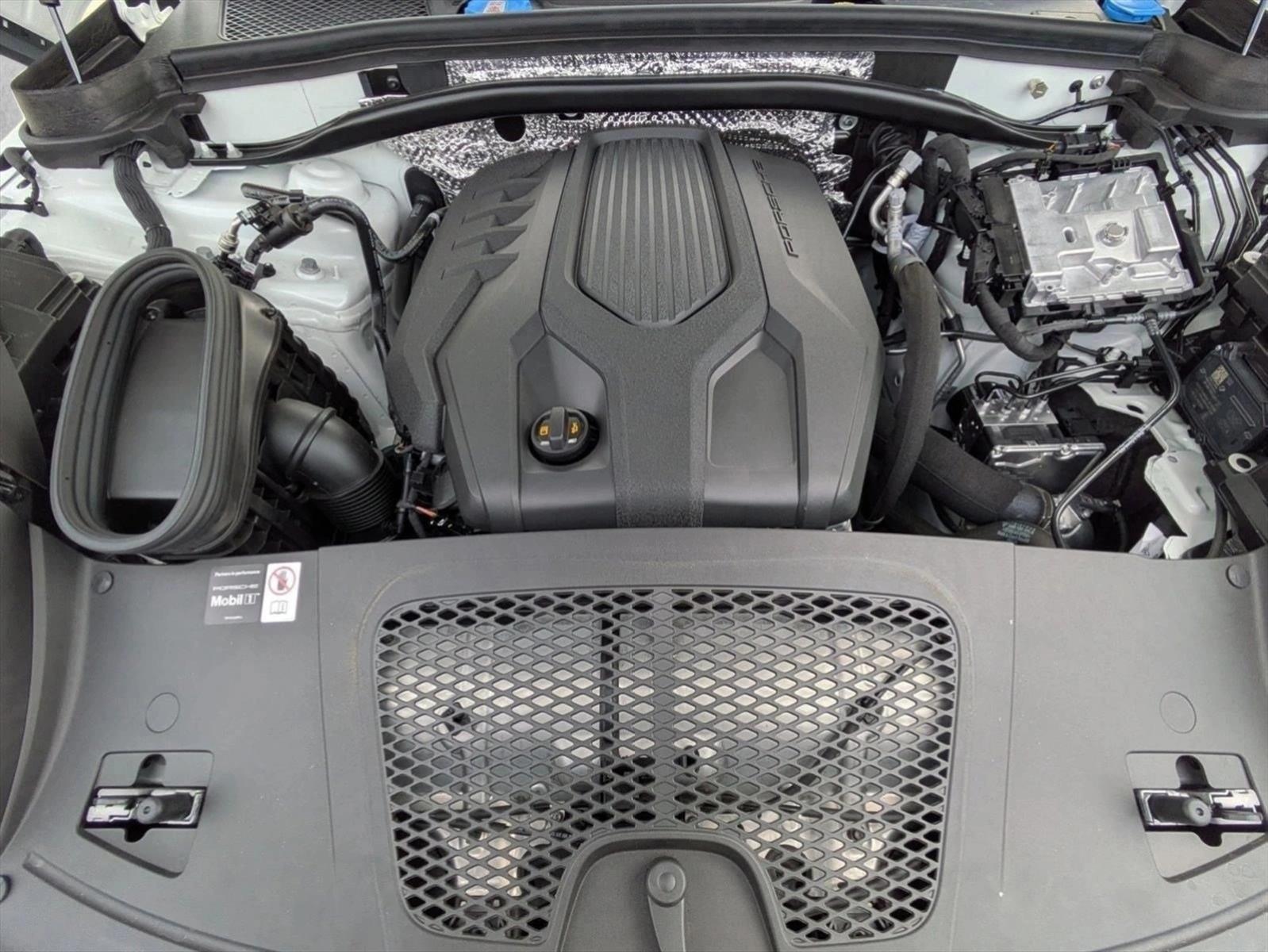 2025 Porsche Macan T - Photo 27