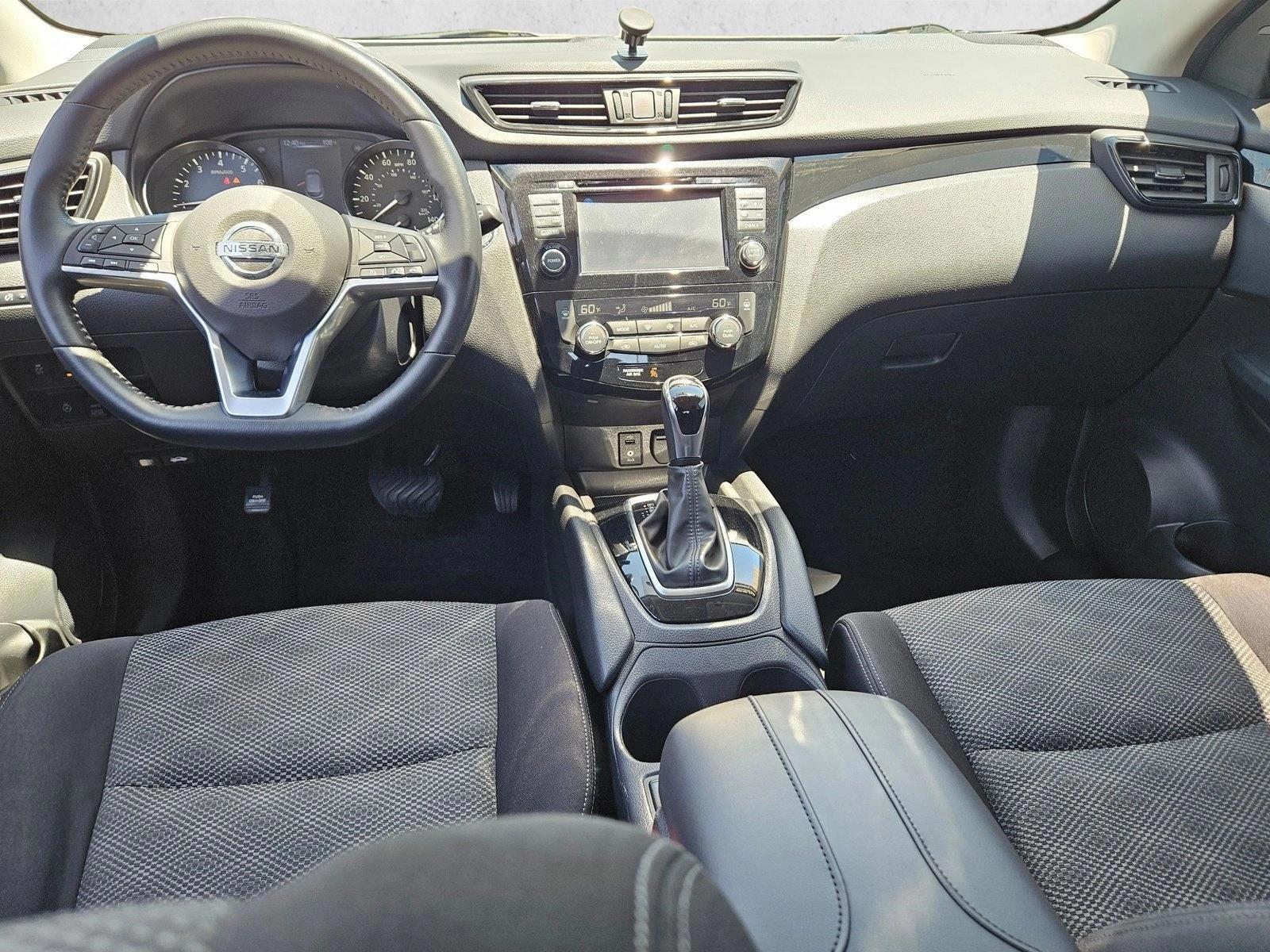 Thumbnail: 2017 Nissan Rogue Sport - 3