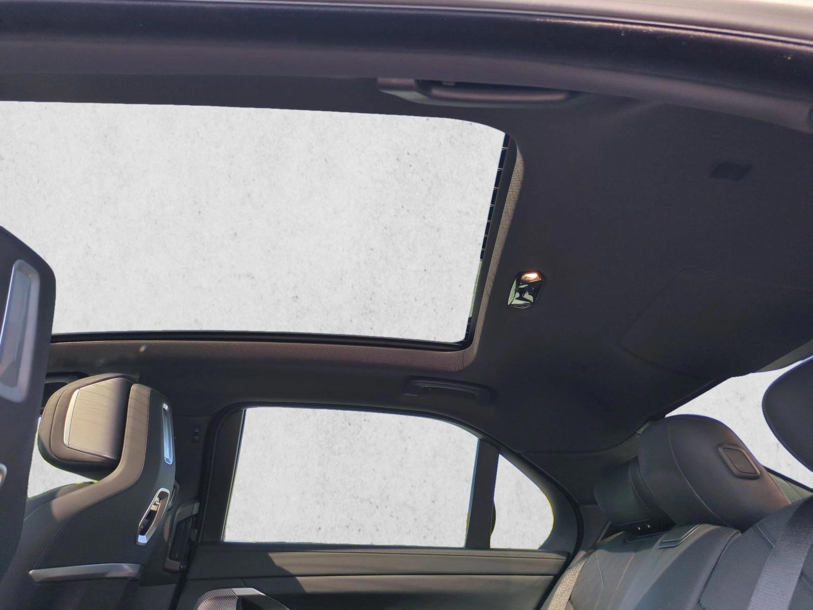2025 BMW i7 50 - Photo 20