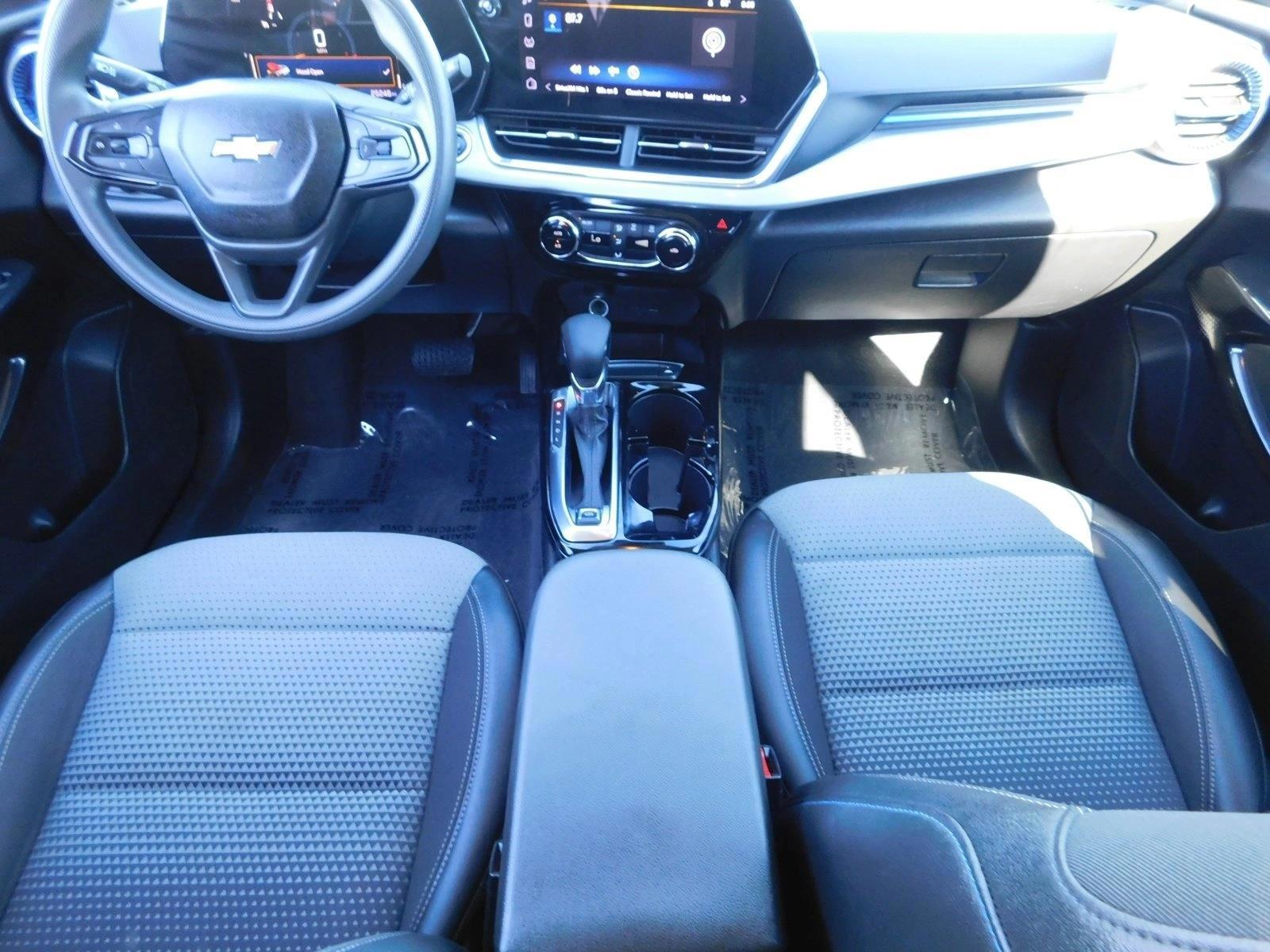 2025 Chevrolet Trax LT - Photo 23