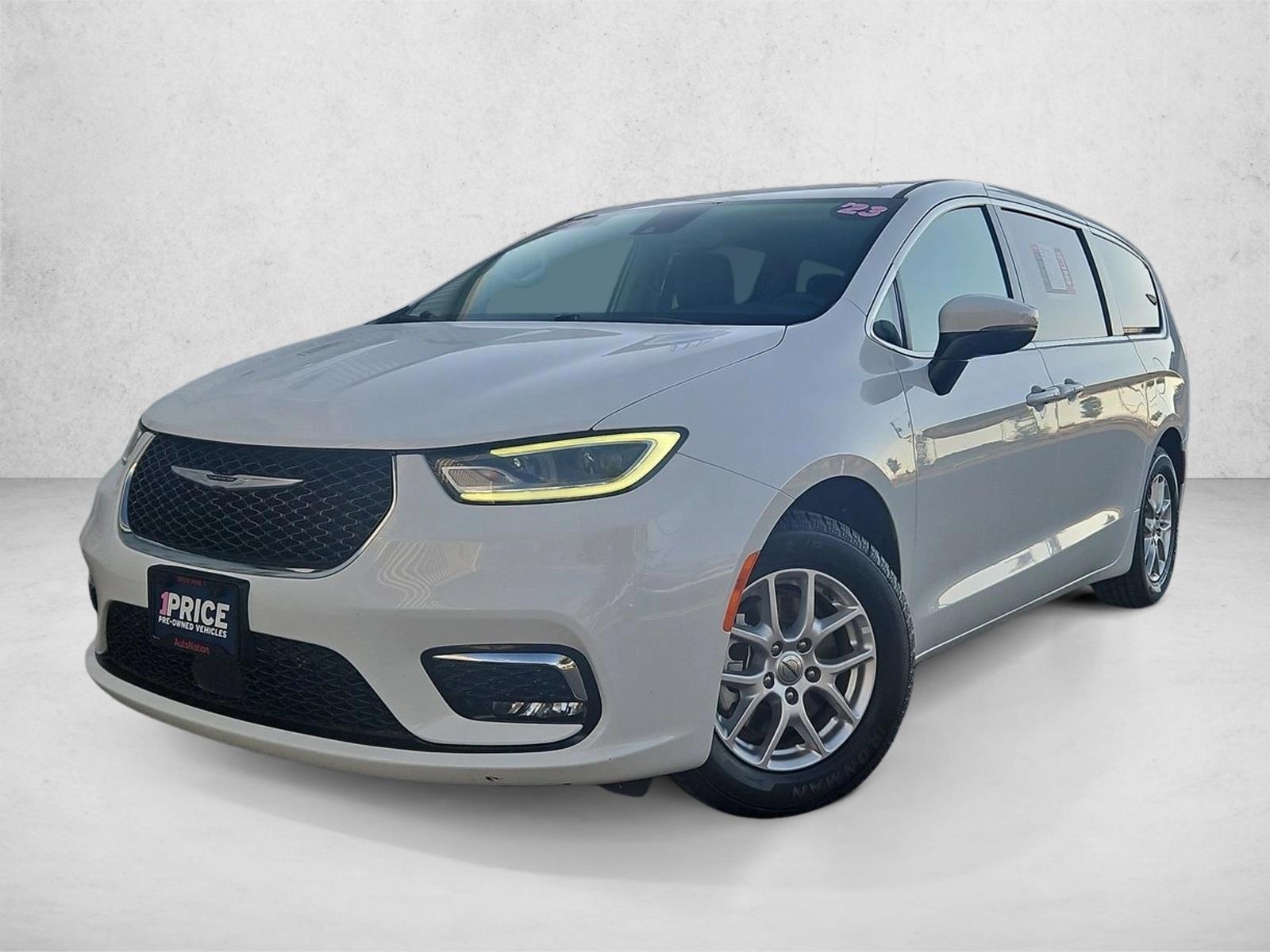 2023 Chrysler Pacifica Touring L's photo