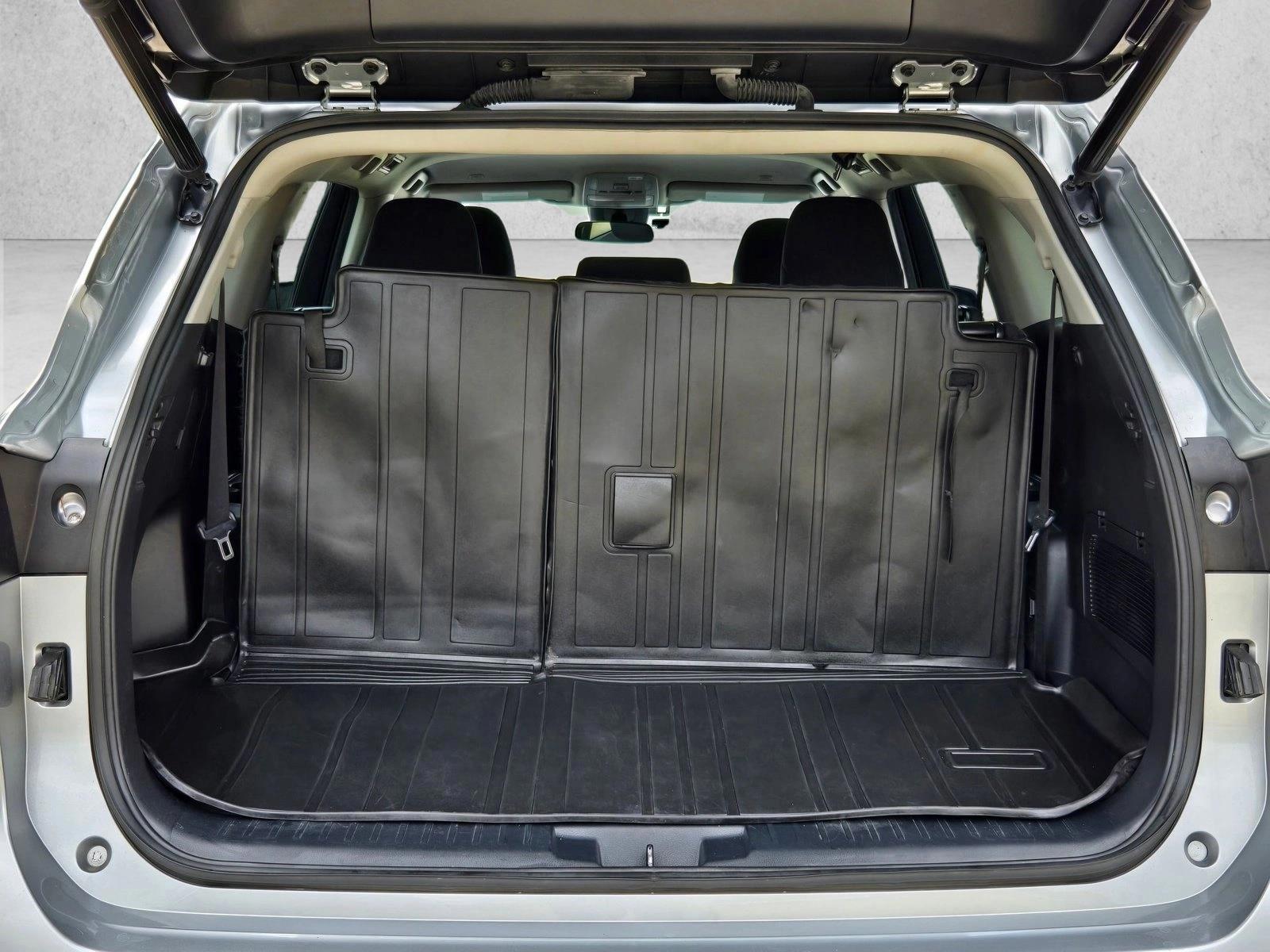 2023 Toyota Highlander LE - Photo 18