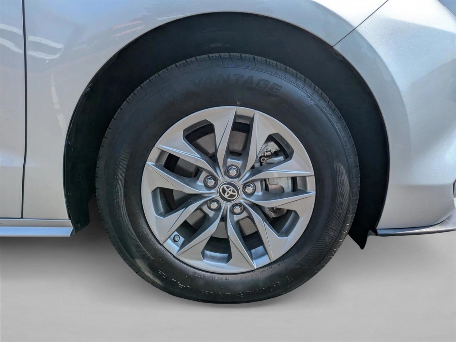 2024 Toyota Sienna LE - Photo 21