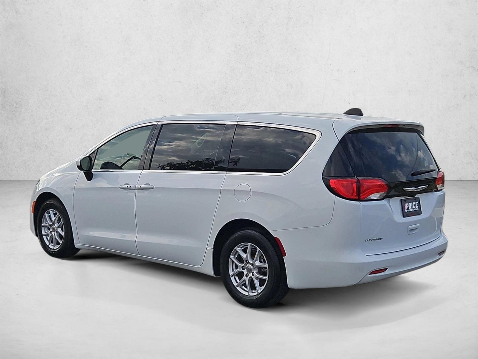 2022 Chrysler Voyager LX - Photo 8