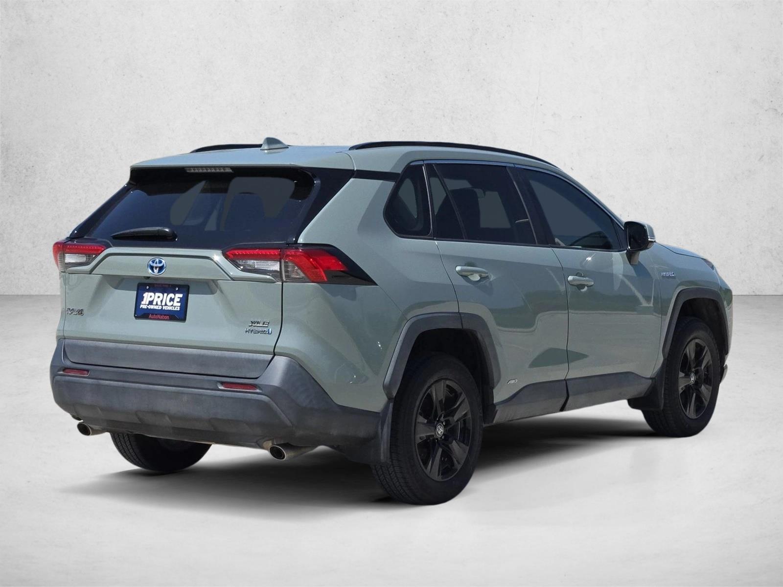 2020 Toyota RAV4 XLE - Photo 5