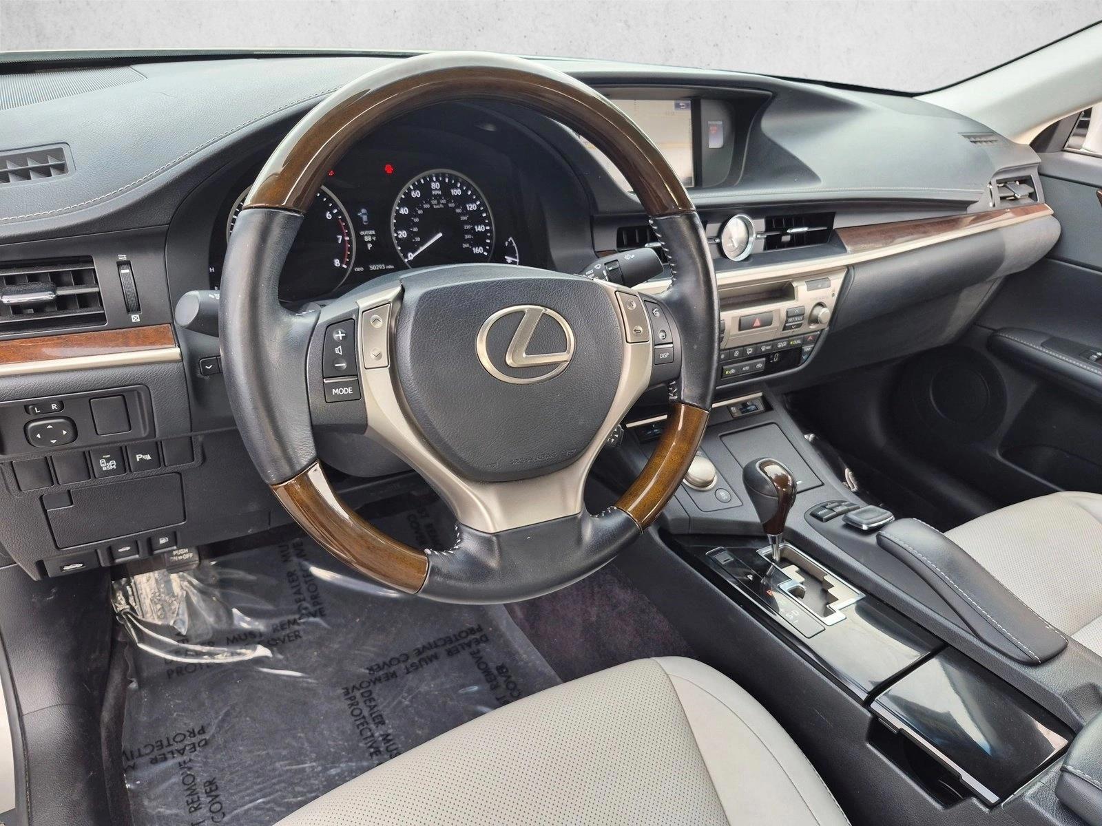 Thumbnail: 2015 Lexus ES - 3
