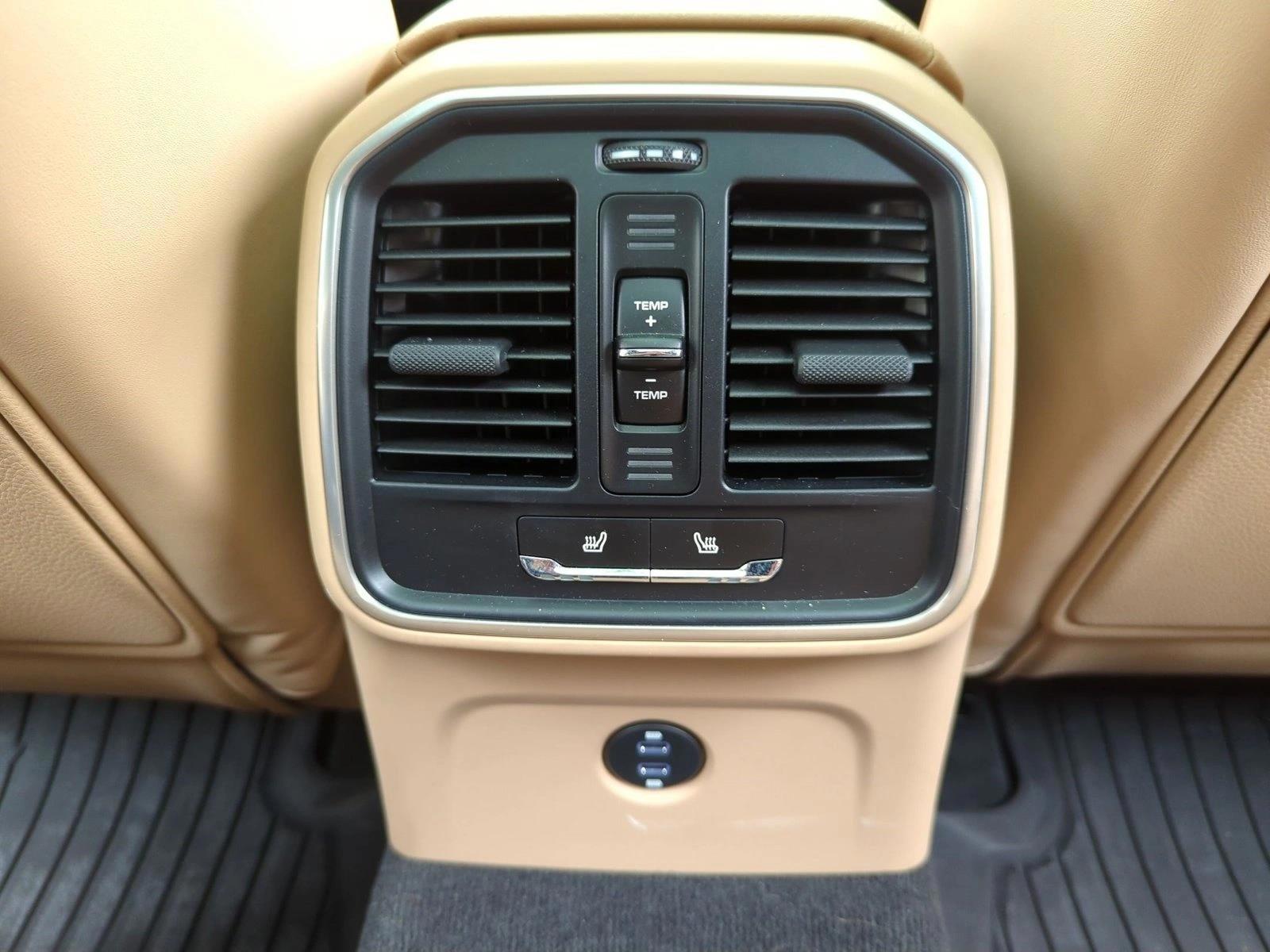 2025 Porsche Macan T - Photo 17