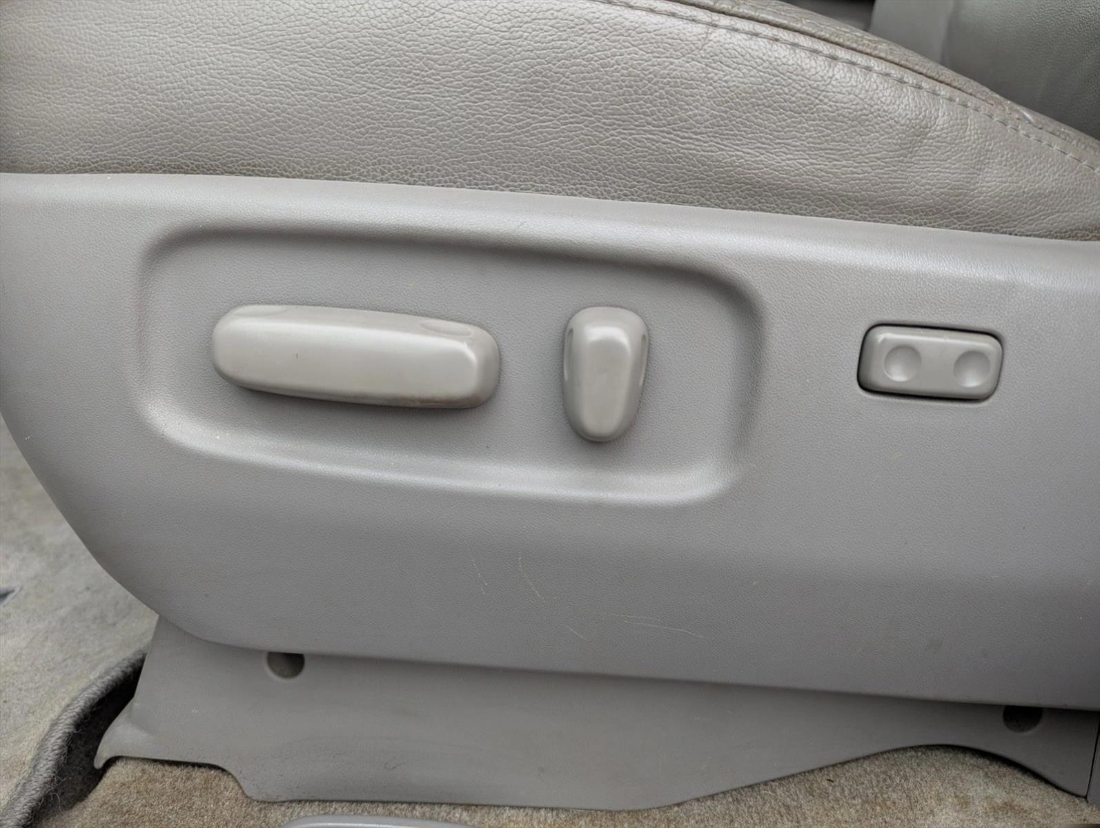 Thumbnail: 2010 Toyota Sienna - 3