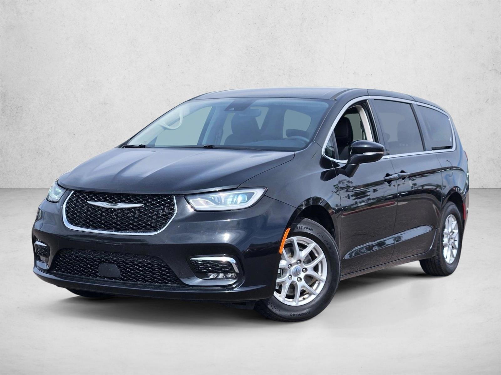 2023 Chrysler Pacifica Touring L's photo