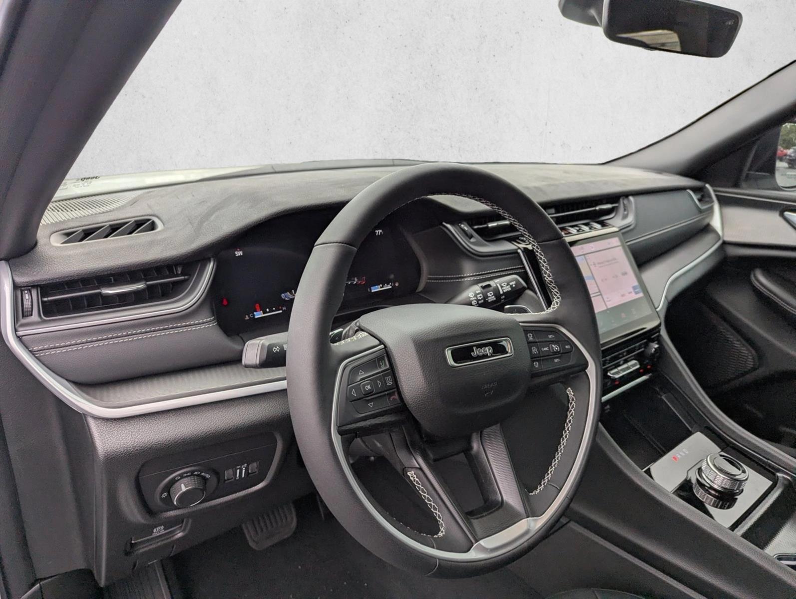 Thumbnail: 2027 Jeep Grand Cherokee - 3