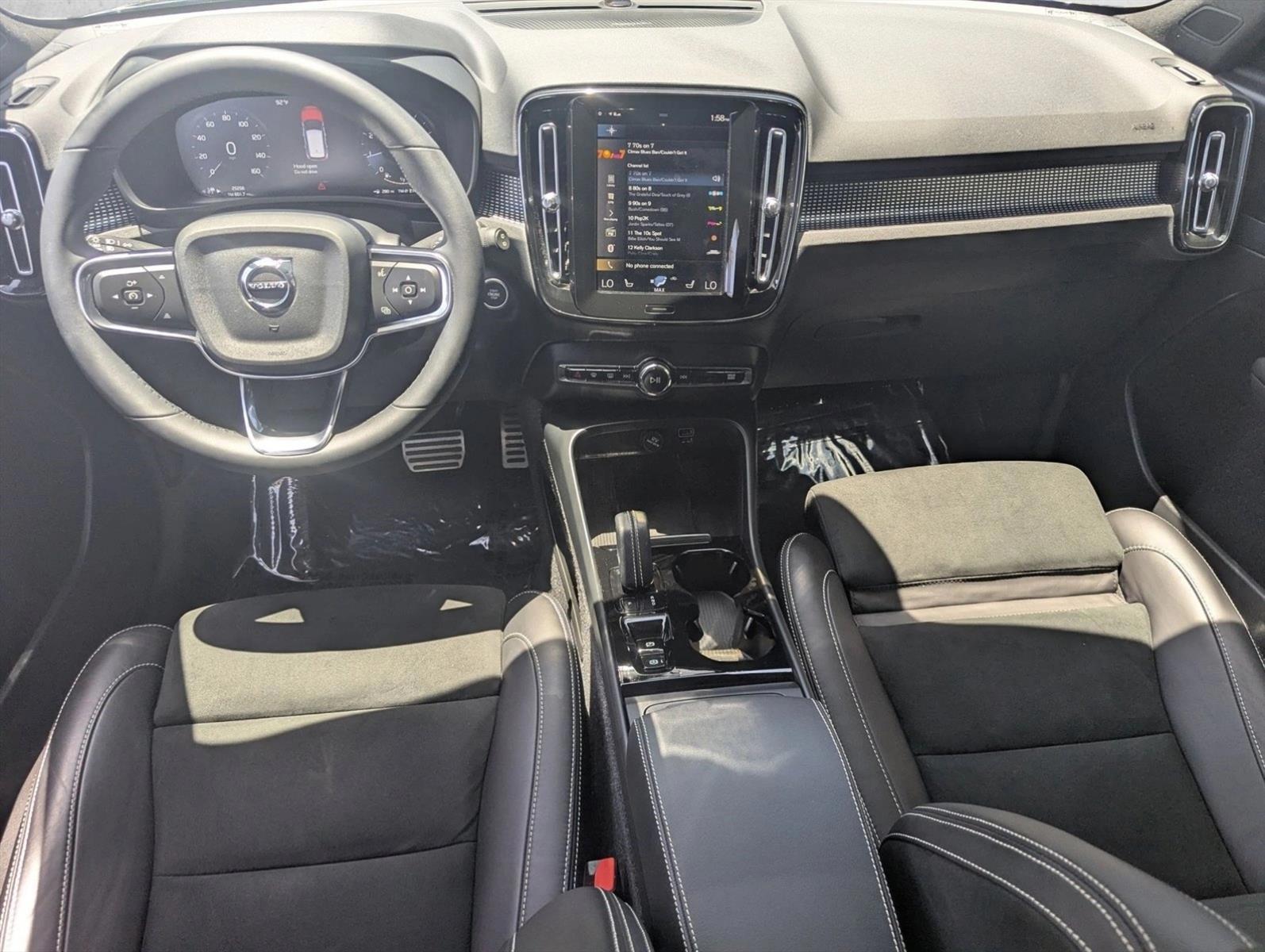 Thumbnail: 2022 Volvo XC40 - 3