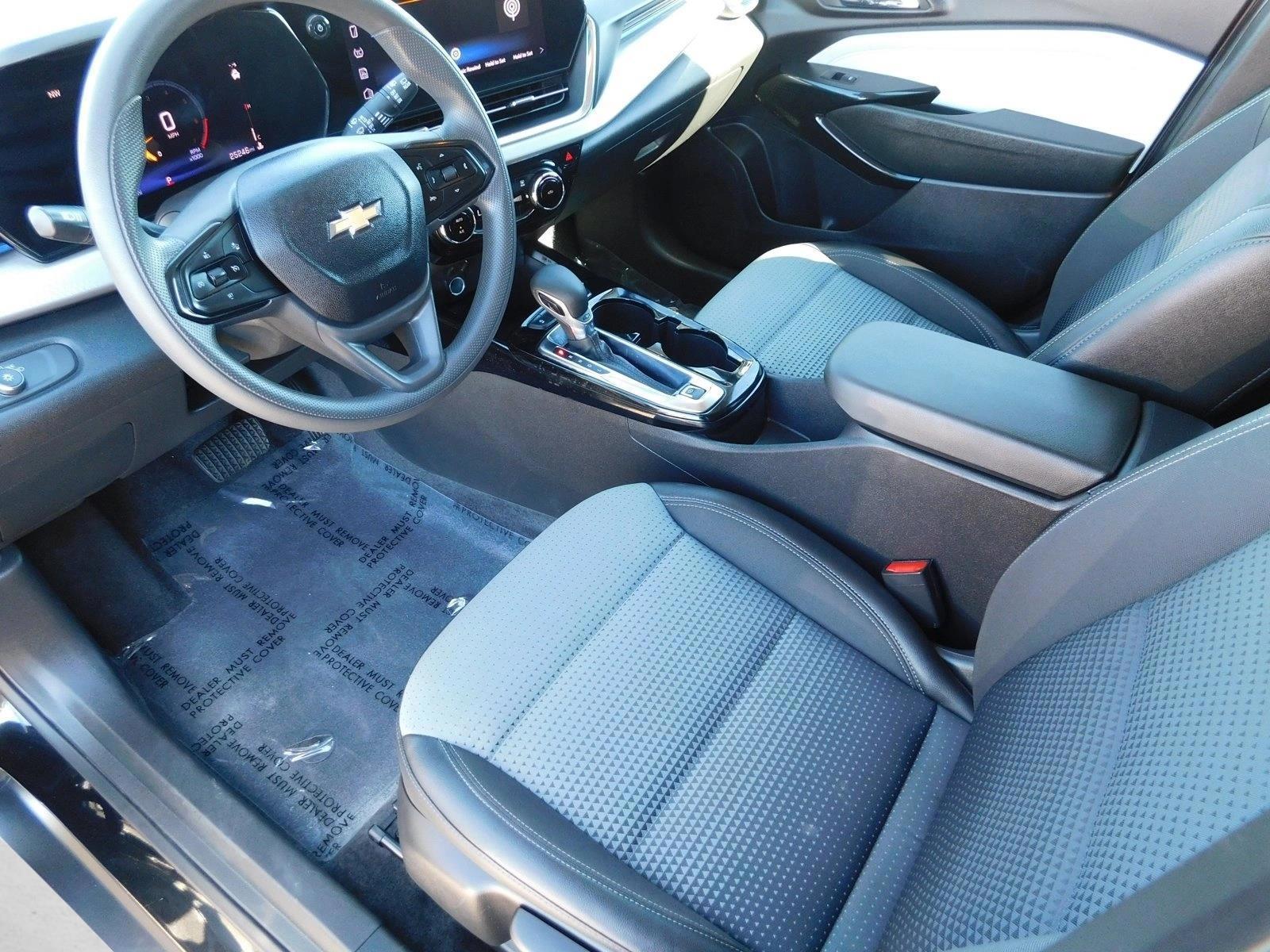 2025 Chevrolet Trax LT - Photo 16