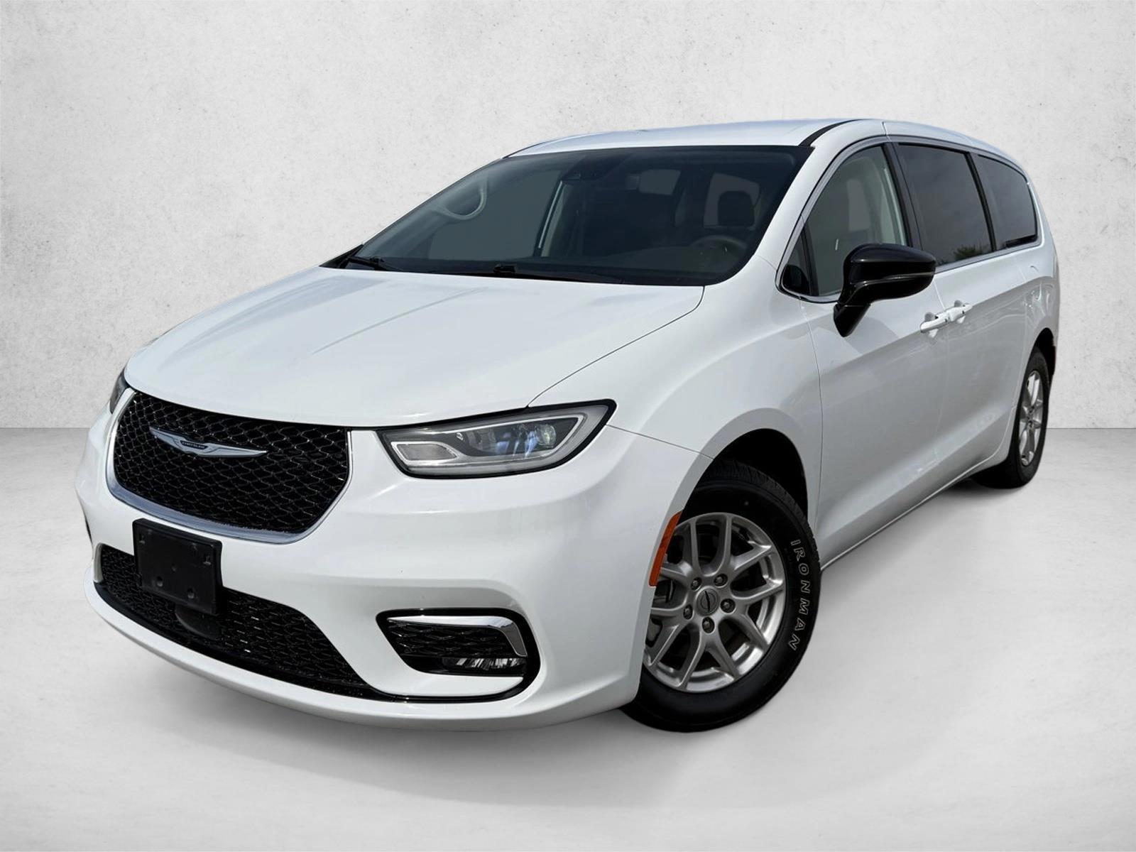 2024 Chrysler Pacifica Touring L's photo