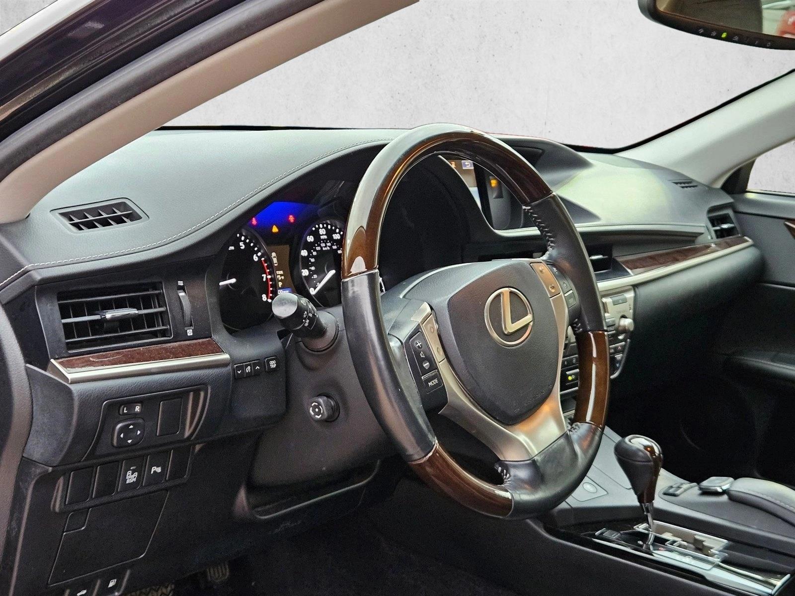 Thumbnail: 2015 Lexus ES - 3