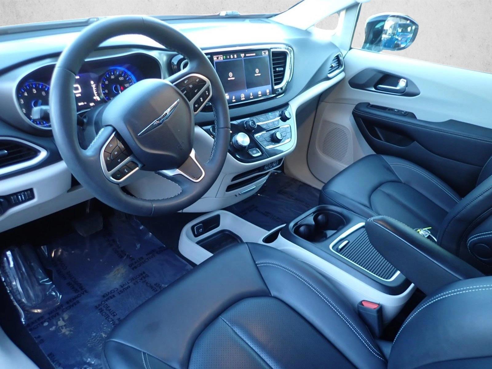 Thumbnail: 2024 Chrysler Pacifica - 3