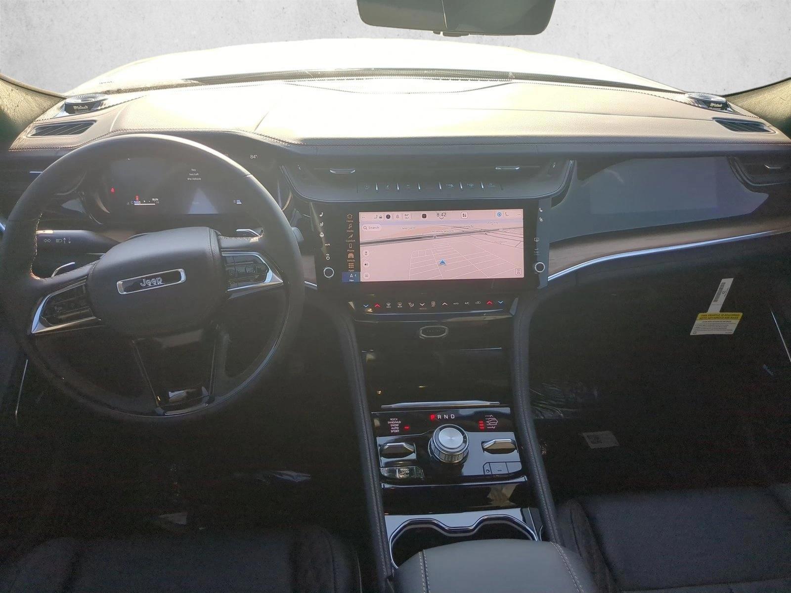 Thumbnail: 2027 Jeep Grand Cherokee - 3