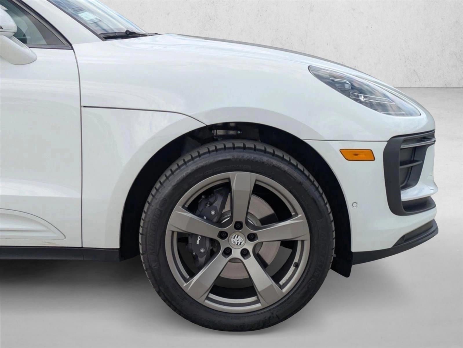 2025 Porsche Macan T - Photo 11
