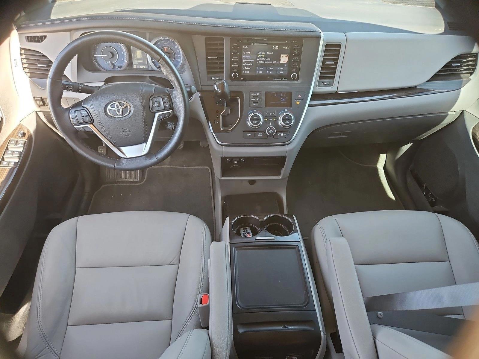Thumbnail: 2018 Toyota Sienna - 3