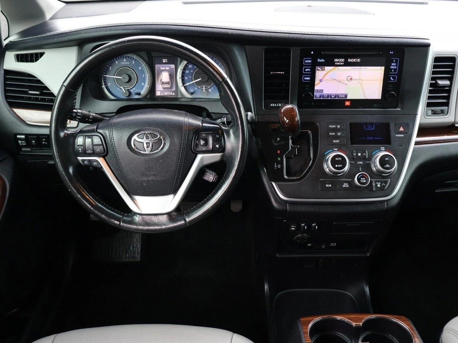 Thumbnail: 2017 Toyota Sienna - 4