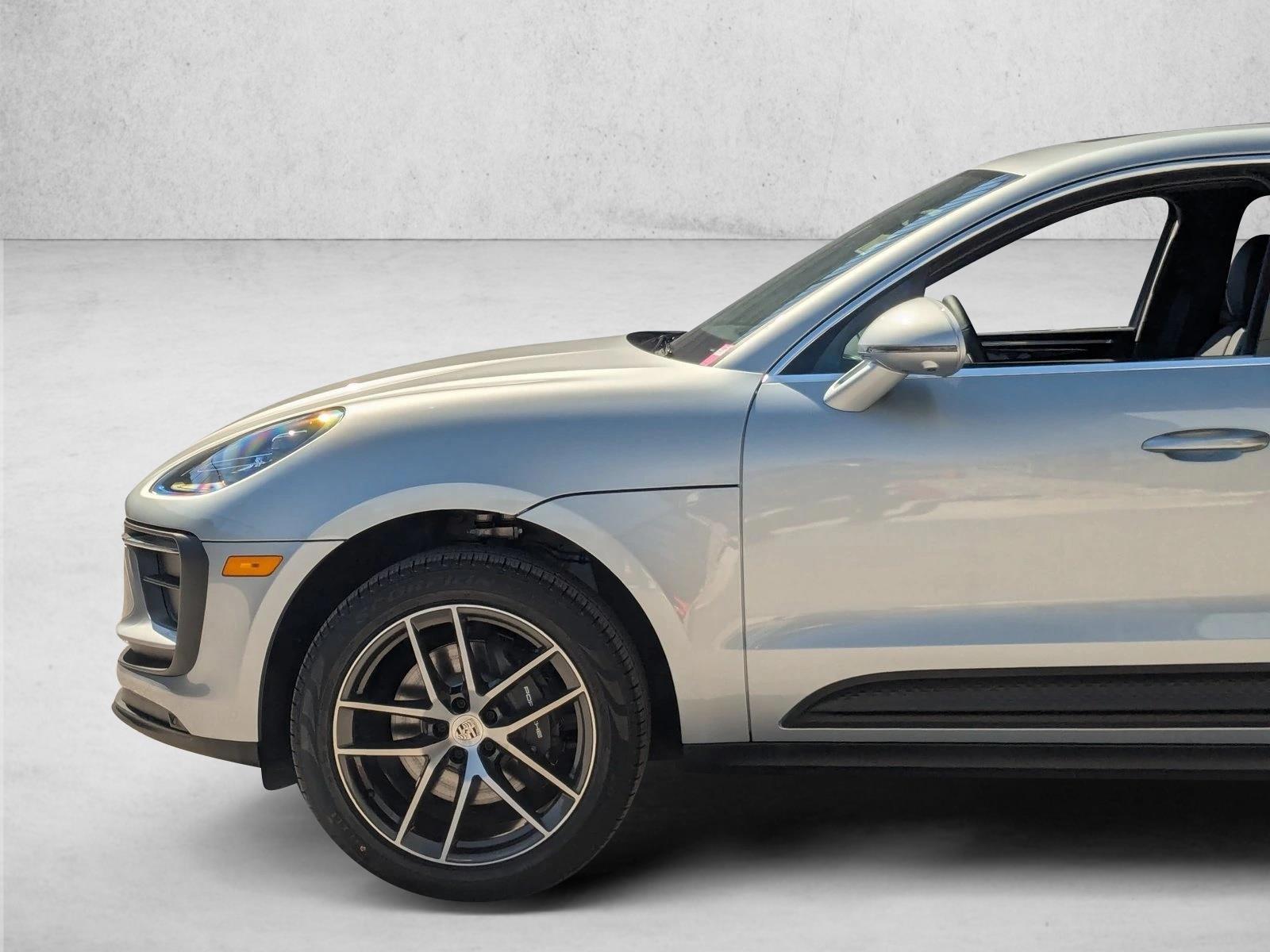 2026 Porsche Macan T - Photo 11