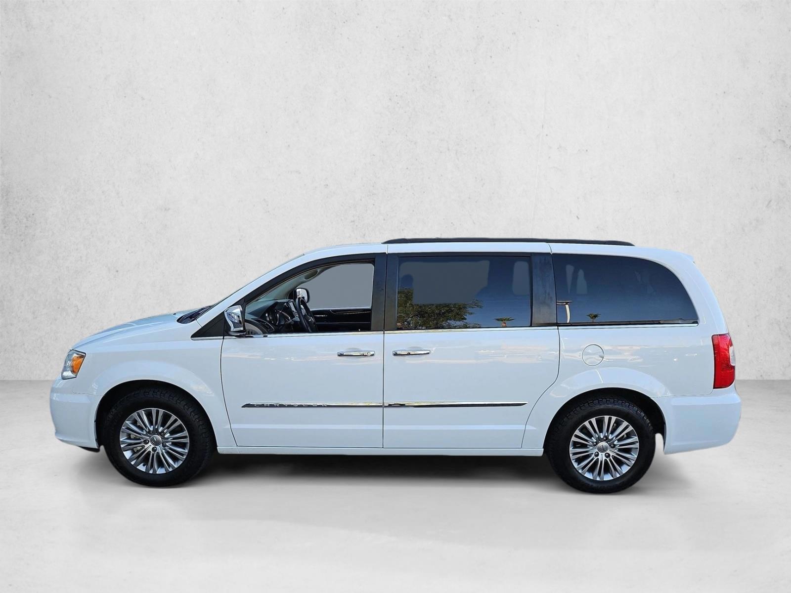 Thumbnail: 2016 Chrysler Town & Country - 2