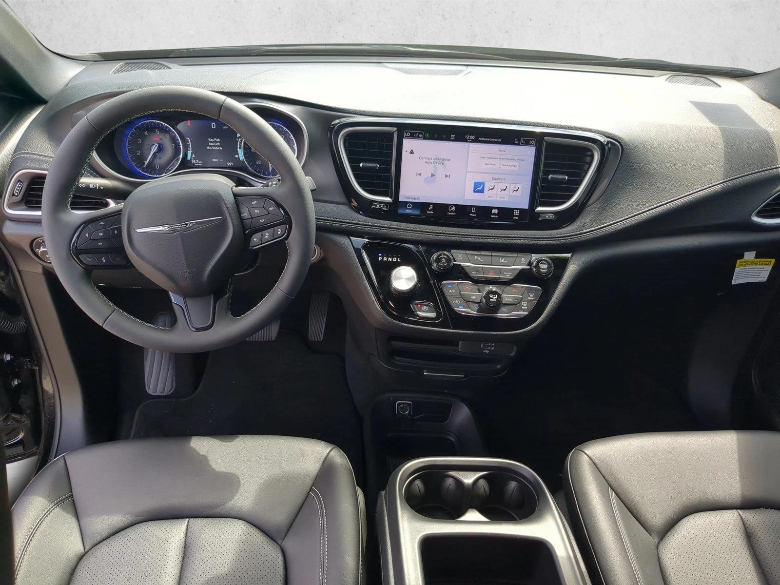 Thumbnail: 2026 Chrysler Pacifica - 4