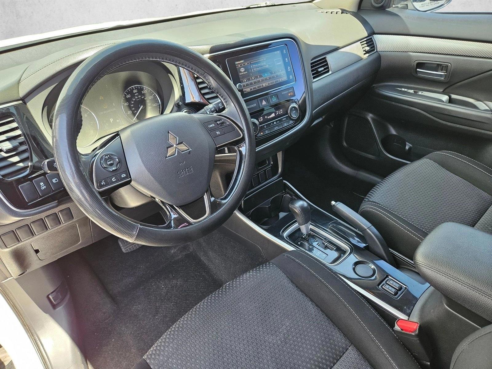 Thumbnail: 2017 Mitsubishi Outlander - 3