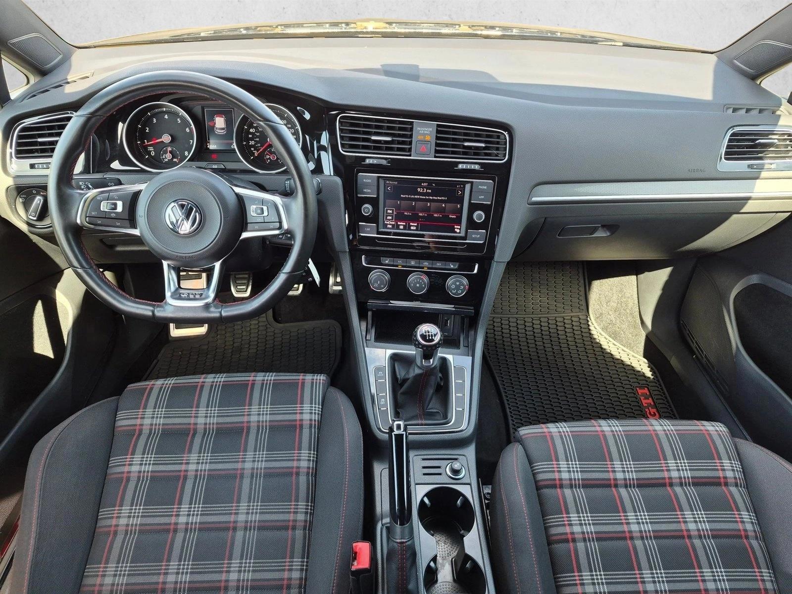 Thumbnail: 2019 Volkswagen Golf - 3