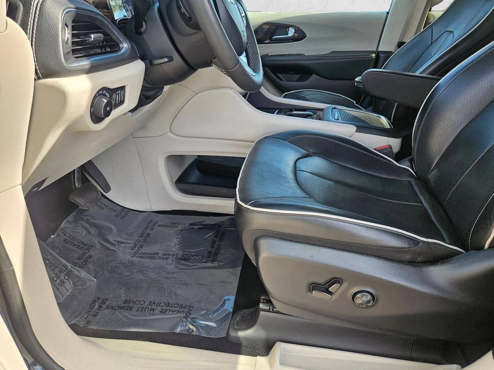 Thumbnail: 2023 Chrysler Pacifica - 4