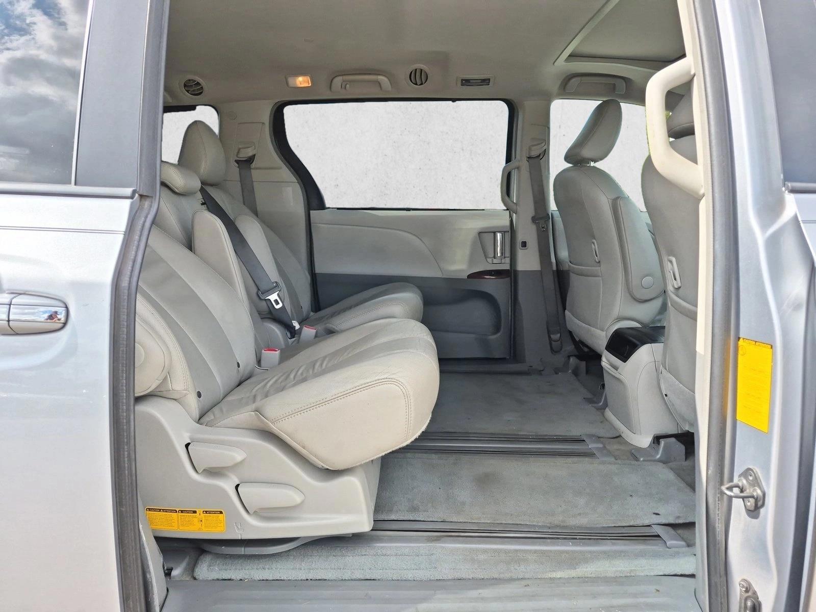 2014 Toyota Sienna, photo 18