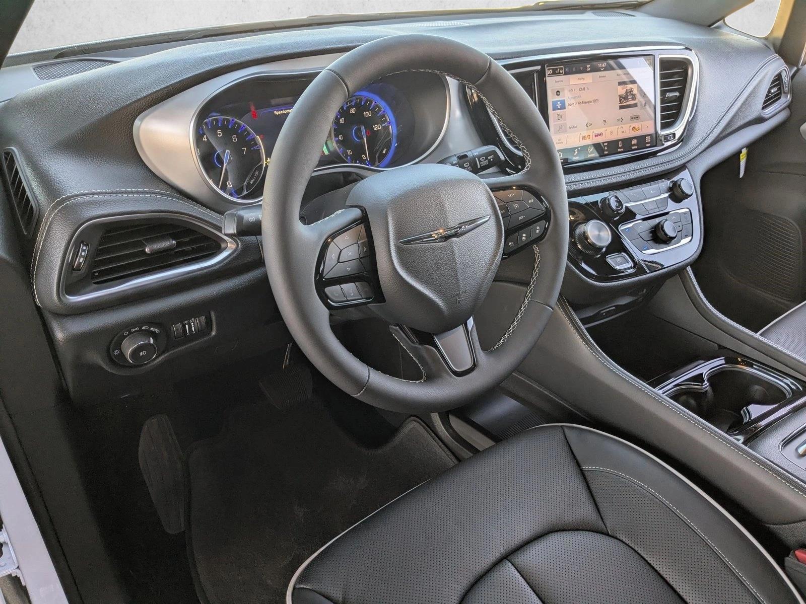 Thumbnail: 2026 Chrysler Pacifica - 3