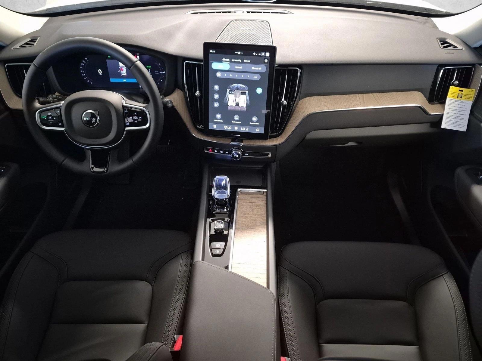 Thumbnail: 2027 Volvo XC60 - 3