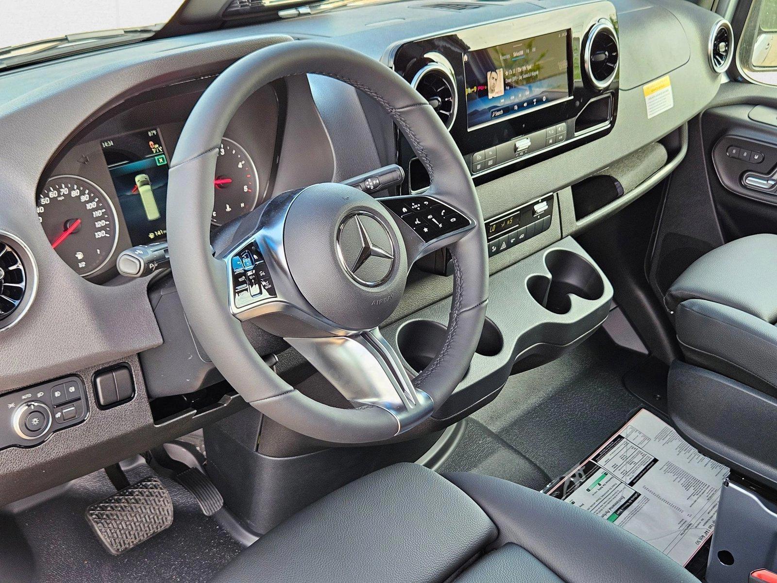 Thumbnail: 2025 Mercedes-Benz Sprinter - 3