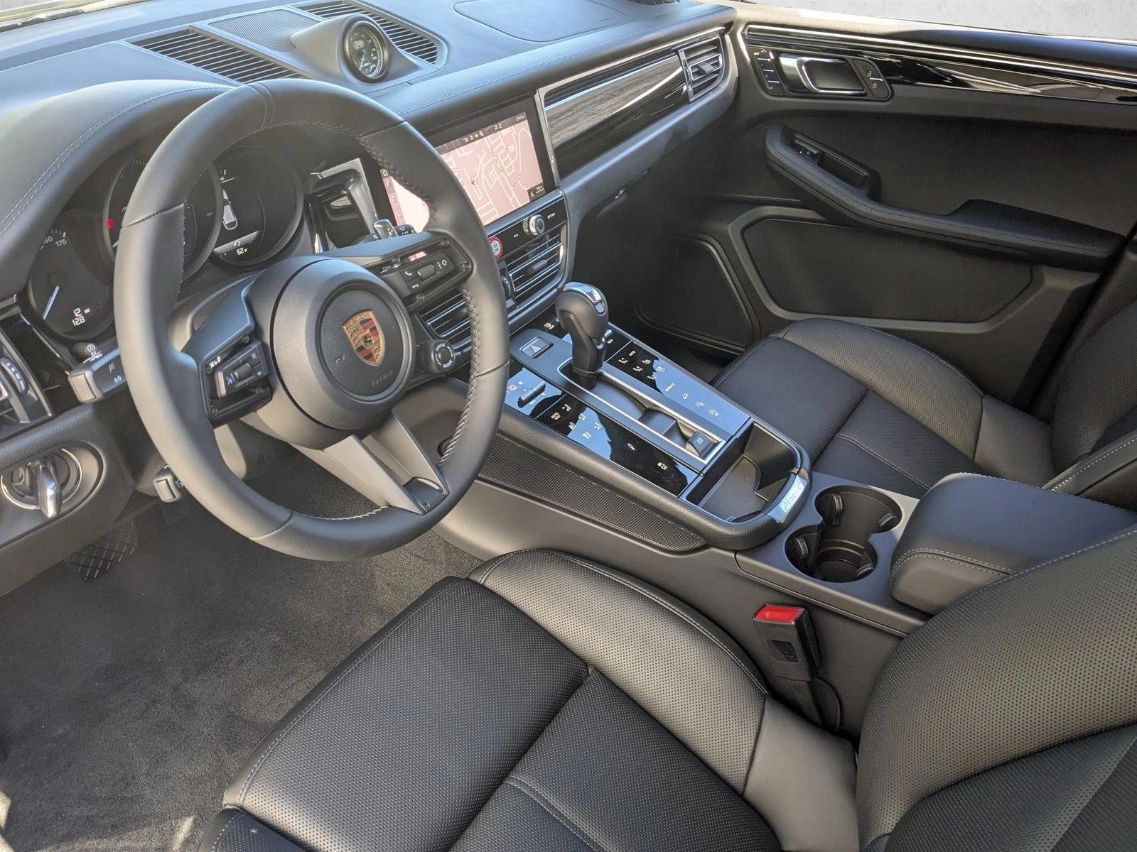 2026 Porsche Macan T - Photo 4