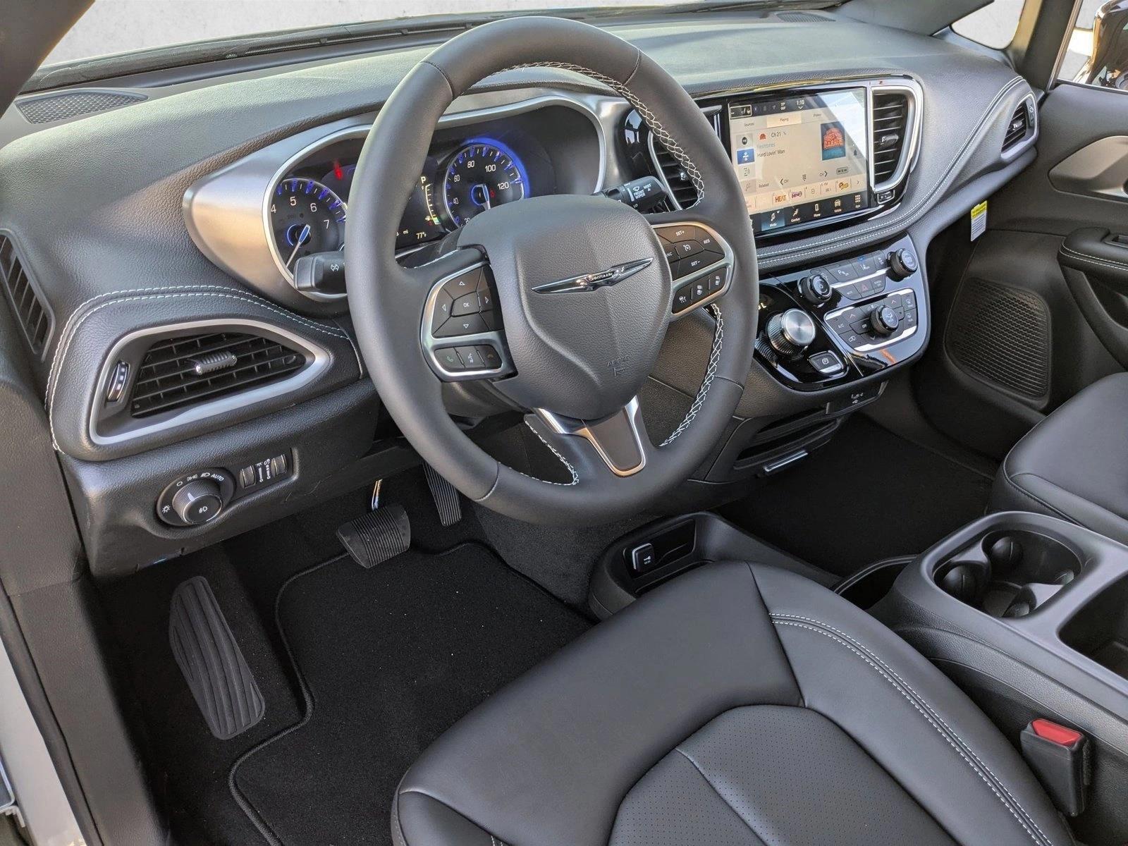 Thumbnail: 2026 Chrysler Pacifica - 3